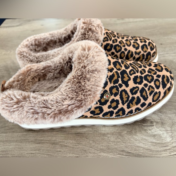 Bob’s by Skechers Cuddle Cat Faux Fur Slippers With Memory Foam - Picture 4 of 5